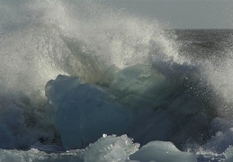Айсберг на берегу океана