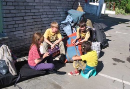 Дети на вокзале в Кеми (Лиза, Антон, Женя, Катя)